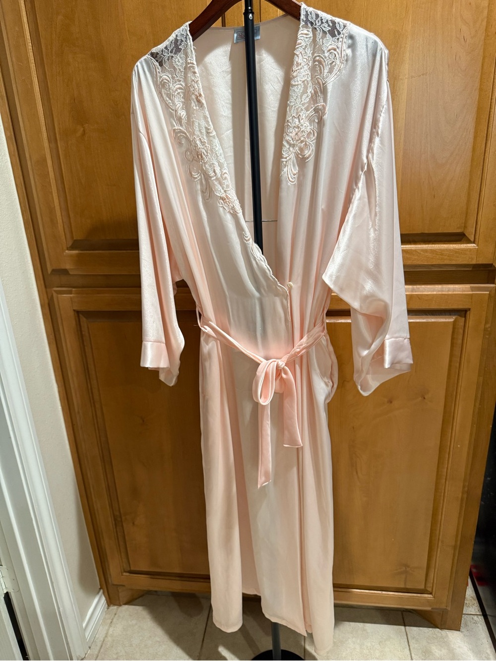 Vintage Etienne Women’s Lace-Trim Satin Robe in Light Pink